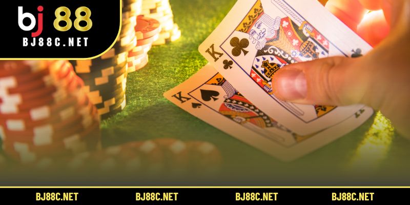 Hiểu rõ luật chơi poker giúp bạn tự tin và chủ động hơn khi đặt cược